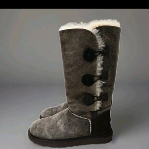 UGG W Bailey Button Triplet Bomber Distressed Sheepskin Boots Sz 6-3049